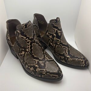 Fergalicious Women’s Boots Size 7M Heel Snake Skin EUC